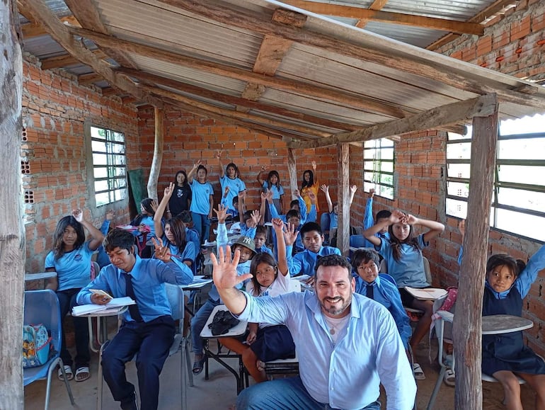 vdb El docente solidario Fredi Gernhoffer con sus alumnos de unas 15 comunidades indígenas de Caaguazú.