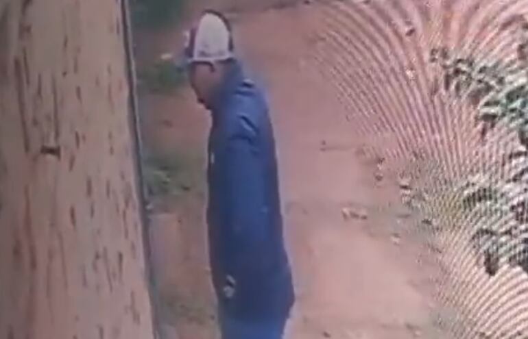 El video de circuito cerrado muestra cómo actuó el sicario que mató al comerciante libanés.