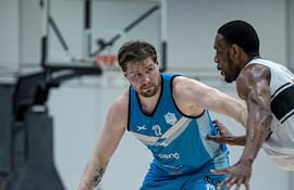 Deportivo San José le ganó 67-65 a Olimpia Kings este viernes, al cierre de la fecha 12 del Clausura. Los santos siguen invictos en la punta.