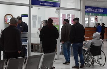 Jubilados del Instituto de Previsión Social se presentan en el área administrativa de la entidad.