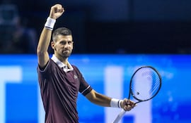 Novak Djokovic festeja su triunfo sobre el francés Ugo Humbert.