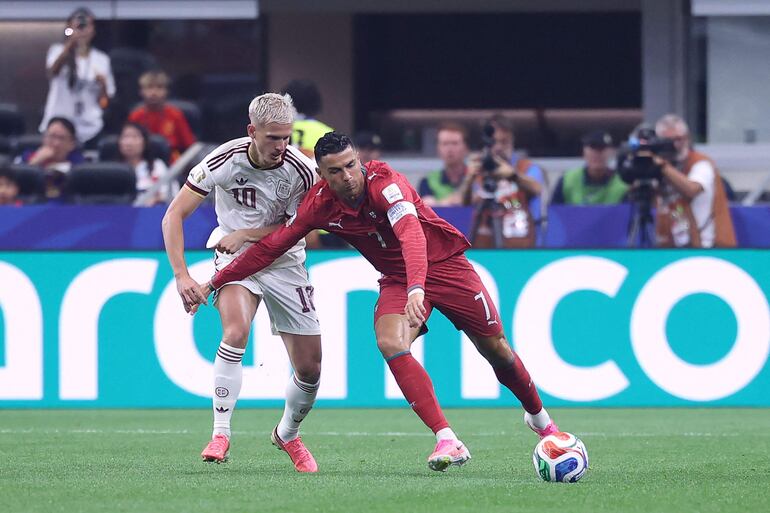 El delantero de España Dani Olmo y el delantero de Portugal Cristiano Ronaldo luchan por el balón durante el partido de fútbol de octavos de final de la Copa Mundial 2026 entre Portugal y España en el Dallas Stadium en Arlington.