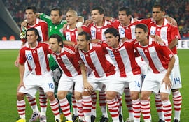 El equipo que alineó Gerardo "Tata" Martino en el duelo ante España, en el duelo por los cuartos de final del Mundial Sudáfrica 2010. Arriba: Óscar Cardozo, Justo Villar, Darío Verón, Antolín Alcaraz, Víctor Cáceres y Paulo Da Silva. Abajo: Nelson Haedo Valdez, Édgar Barreto, Claudio Morel Rodríguez, Cristian Riveros y Jonathan Santana.