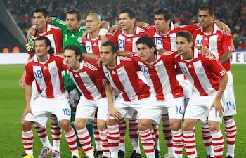 El equipo que alineó Gerardo "Tata" Martino en el duelo ante España, en el duelo por los cuartos de final del Mundial Sudáfrica 2010. Arriba: Óscar Cardozo, Justo Villar, Darío Verón, Antolín Alcaraz, Víctor Cáceres y Paulo Da Silva. Abajo: Nelson Haedo Valdez, Édgar Barreto, Claudio Morel Rodríguez, Cristian Riveros y Jonathan Santana.