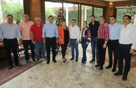 Gran parte de la Bancada Cartista del Senado junto con el presidente de la ANR, Horacio Cartes y el vicepresidente Pedro Alliana.