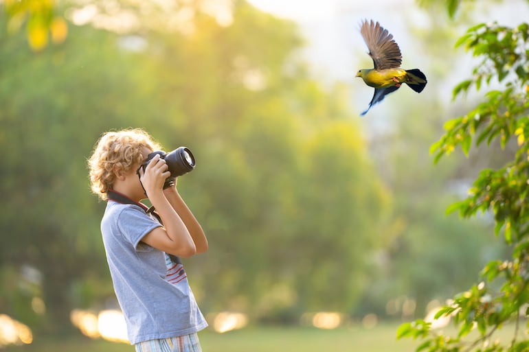 Adolescente tomando una fotografía.