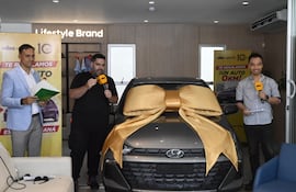 Chipi Vera y Dani Chung durante el sorteo del auto por los 10 años de ABC Cardinal.