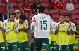 El paraguayo Gustavo Gómez (15), futbolista de Palmeiras, celebra un gol en el partido frente a Internacional por la fecha 3 de la Serie A de Brasil en el estadio Beira-Río, en Porto Alegre, Brasil.