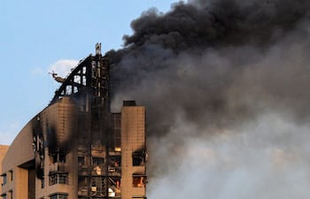 El humo se eleva desde un rascacielos tras un ataque con drones en la ciudad de Kuwait.