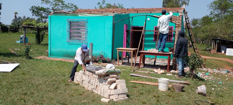 Otra de la casa afectada de la calle 12.000 Defensores del Chaco se encuentra en su etapa de reparación