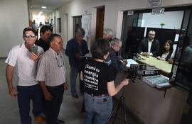 Impulsores de la iniciativa popular para ampliación de tarifa social de Ande presentándola ante el Tribunal Superior de Justicia Electoral (TSJE).