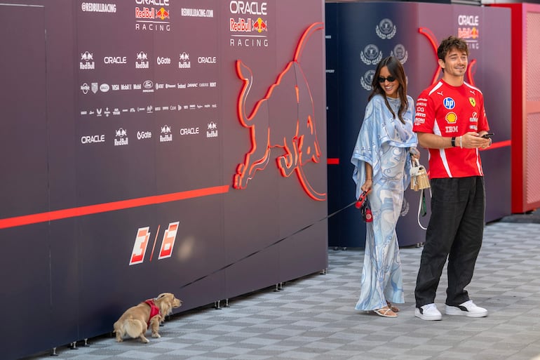Charles Leclerc y Alexandra Leclerc llegaron con Leo al paddock en el circuito de Hungaroring, en Mogyoród (cerca de Budapest, Hungría), en el marco del Gran Premio de Hungría de Fórmula 1. (Andrej ISAKOVIC / AFP)