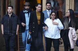 -FOTODELDÍA- . BARCELONA, 06/02/2024.- La mujer de Dani Alves, Joana Sanz (3i), y la madre de éste, Dona Lucía (2d), salen de la Audiencia de Barcelona donde el juicio al ex jugador del FC Barcelona Dani Alves, acusado de violar a una joven en una discoteca de Barcelona en diciembre de 2022, ha afrontado su segunda jornada con el interrogatorio a una veintena de testigos. EFE/Enric Fontcuberta
