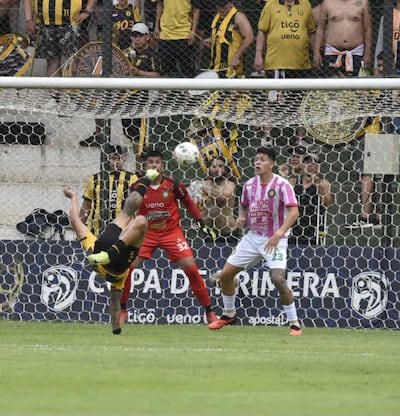 Jorge "El Pollo" Recalde saca un remate de chilena que se desvía en Javier Vallejos para el gol aborigen en La Arboleda.
