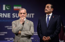 El primer ministro de Pakistán, Muhammad Shehbaz Sharif (i) y el jefe de las Fuerzas Armadas pakistaníes, Asim Munir (d) durante las últimas conversaciones entre Irán y Estados Unidos.