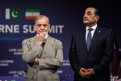 El primer ministro de Pakistán, Muhammad Shehbaz Sharif (i) y el jefe de las Fuerzas Armadas pakistaníes, Asim Munir (d) durante las últimas conversaciones entre Irán y Estados Unidos.