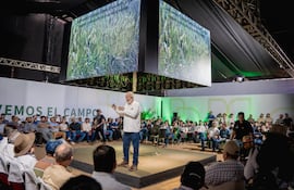 El ingeniero agrónomo mexicano Ernesto Cruz González durante su charla reveladora sobre la producción de maíz.