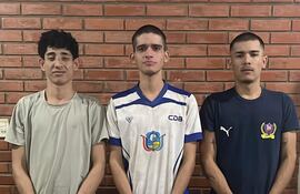 Santiago Areco Fretes (short negro), Enzo Gabriel Córdoba Saldívar (short azul) y Javier Vera Soria (short blanco), capturados por la Policía Nacional en Filadelfia.