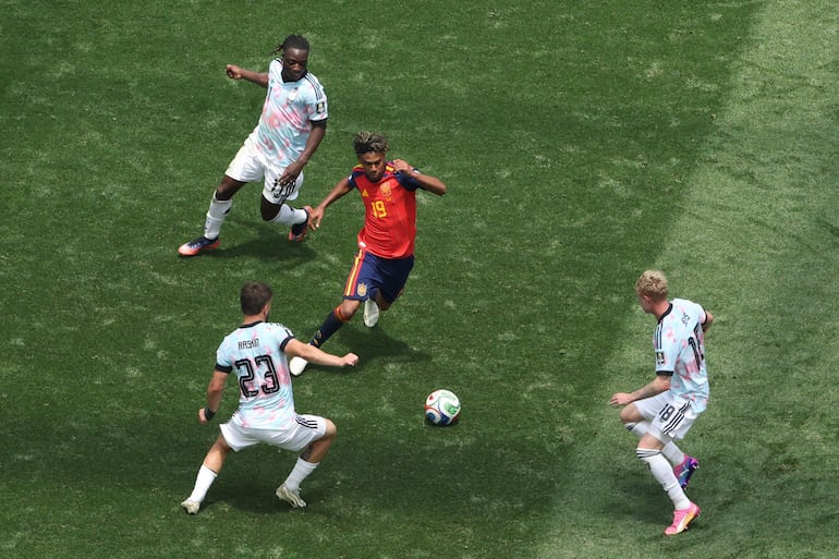El delantero de España Lamine Yamal lucha por el balón con el centrocampista de Bélgica Nicolas Raskin, el defensa Joaquin Seys y el delantero Jeremy Doku durante el partido de cuartos de final de la Copa del Mundo de fútbol de 2026 entre España y Bélgica en el Los Angeles Stadium en Inglewood.