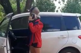 La mujer conversó por teléfono antes de abandonar a su perro.