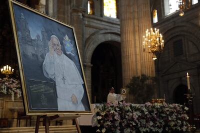 MEX527. CIUDAD DE MÉXICO (MÉXICO), 21/04/2025.- Fotografía de un retrato del papa Francisco durante una misa este lunes, en la Catedral de la Ciudad de México (México). EFE/ Mario Guzmán