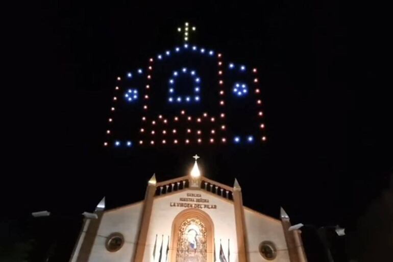 Otro de los grandes atractivos de la celebración fue el espectáculo de drones, que dibujó en el cielo imágenes alusivas a la ciudad de Pilar. Abajo, la Basílica Menor Nuestra Señora del Pilar; arriba, la representación aérea de la misma iglesia formada por los drones.