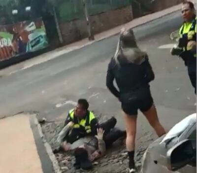 Momento en que uno de los inspectores agrede al esposo de la señora Agustina Rivarola