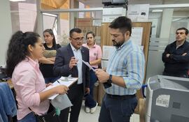 El Fiscal Leonardi Guerrero (de traje), durante el allanamiento realizado en la Municipalidad de San Lorenzo (2023).