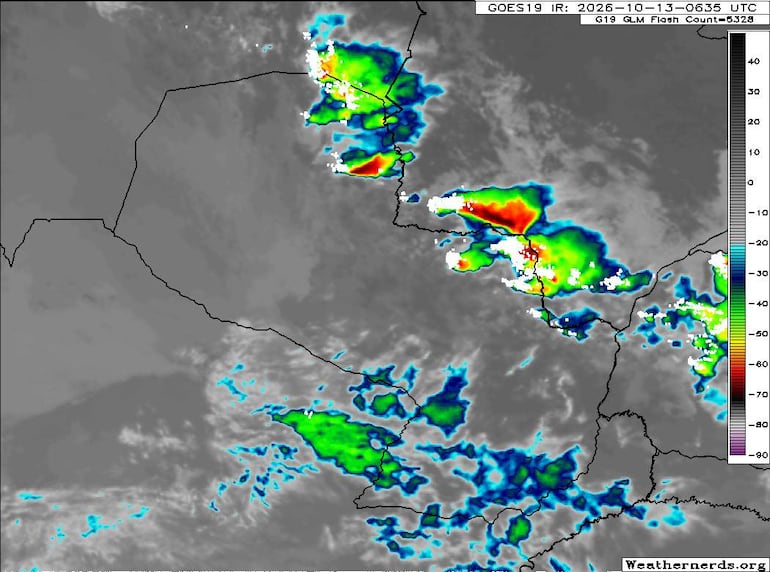 Imagen satelital muestra formaciones nubosas de diversas tonalidades, indicando actividad de precipitaciones en Paraguay.