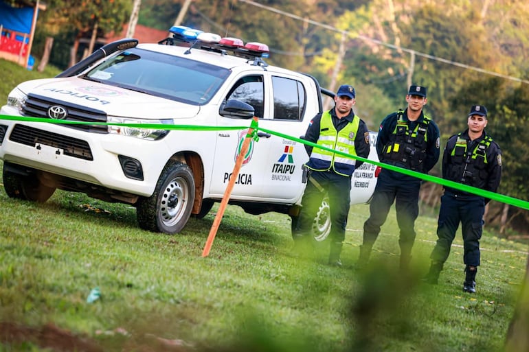 Efectivos policiales custodian Nueva Alborada durante el Rally Mundial.