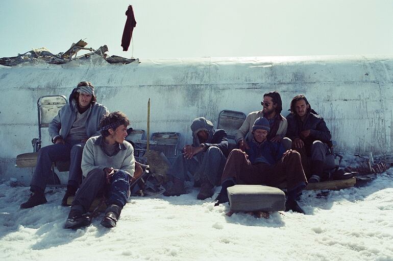 El elenco trabajó tanto en estudio como en escenarios reales.