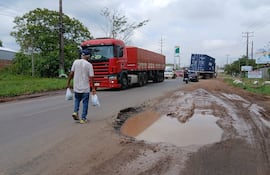 La ruta departamental D071 en mal estado no solo pone en riesgo a los automovilistas, sino que también a los peatones.