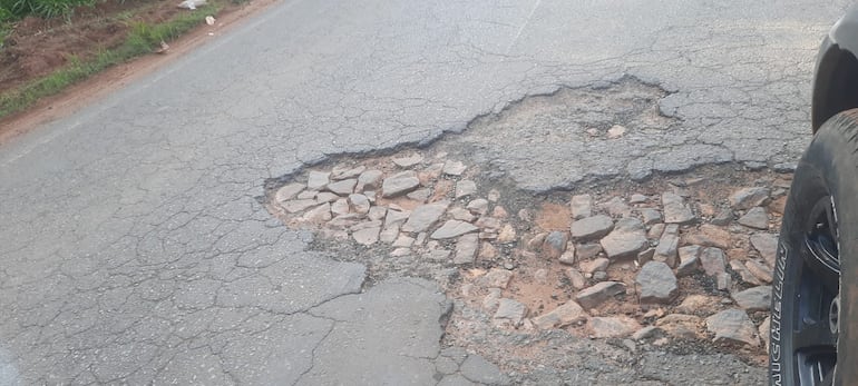 Los conductores destruyen sus vehículos al transitar por la deteriorada ruta Arroyos y Esteros– Tobatí, donde enormes baches, hundimientos y sectores prácticamente intransitables convierten cada viaje en un riesgo constante.