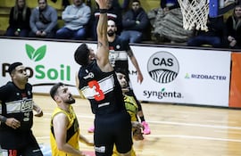 Vincenzo Ochipinti se apresta a convertir uno de los puntos para los Kings, en el triunfo frente a Colonias Gold por el Apertura de la Liga Nacional de Básquetbol.