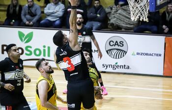 Vincenzo Ochipinti se apresta a convertir uno de los puntos para los Kings, en el triunfo frente a Colonias Gold por el Apertura de la Liga Nacional de Básquetbol.