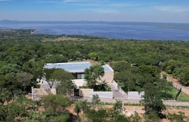 Vista aérea de la lujosa residencia de verano del Presidente de la República, Santiago Peña, ubicada en una de las colinas más altas que componen las Cordilleras de los Altos. De fondo, el lago Ypacaraí.