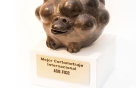 Imagen del trofeo elaborado por la ceramista Julia Isidrez que se otorga a los ganadores del Asuficc.