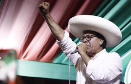 El candidato a la Presidencia de Perú por el partido Juntos por el Perú, Roberto Sánchez, habla durante un evento de campaña este domingo, en Lima (Perú). El Jurado Nacional de Elecciones (JNE) oficializó que Fujimori, del partido Fuerza Popular, y Sánchez disputarán la segunda vuelta por la Presidencia de Perú el próximo 7 de junio. EFE