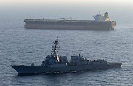 El destructor de misiles guiados USS Rafael Peralta (DDG 115) hace cumplir el bloqueo estadounidense de los puertos iraníes contra el M/T Stream después de que intentara navegar hacia un puerto iraní, el pasado 26 de abril.