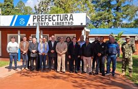 La última reunión de autoridades paraguayas y argentinas en la Prefectura Puerto Libertad.