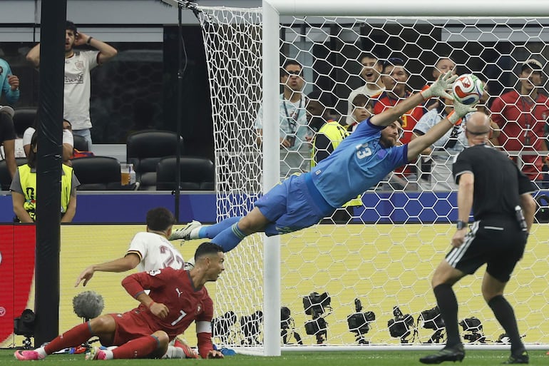 Unai Simón (c) de España controla el balón este lunes, en un partido de los octavos de final del Mundial de la FIFA 2026 entre Portugal y España en el estadio AT&T en Arlington (Estados Unidos).