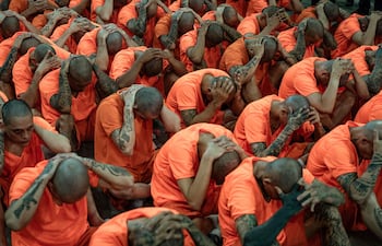 Rapados y con uniformes naranja, Costa Rica comienza el traslado de presos a su megacárcel