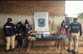 Policía captura a sospechosos e incauta drogas, armas y dinero en allanamiento.