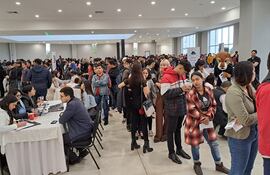 La feria de empleo tuvo una masiva concurrencia de postulantes a vacancias laborales.