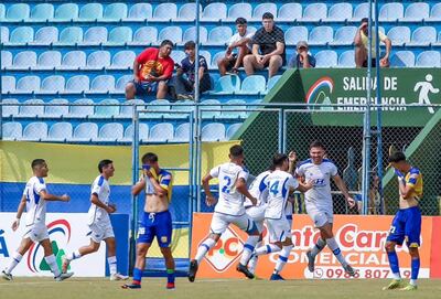 Festejo del gol de Sergio Dietze, que le dio la victoria al Independiente de Campo Grande contra Deportivo Capiatá por 2-1.