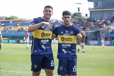 Claudio Orquiola (17) y Daniel Fernández, goleadores del 12 de Junio de Villa Hayes.