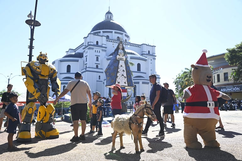  La clásica postal del “caballito” de madera, un recuerdo que perdura en el tiempo, convive hoy con personajes de la cultura pop global. Los niños posan para la foto  junto a un imponente oso capibara vestido con traje navideño o, incluso, con un Transformer.