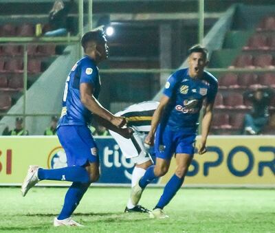 Luis Gamarra festeja el tanto del triunfo “rayadito”, Sandro Galeano acompaña la celebración. (Foto: CSSL)