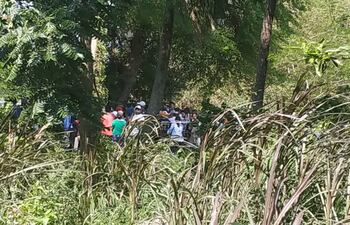 Una gran cantidad de invasores llegaron de nuevo ayer para  ocupar cañaverales privados en la zona de Guarambaré.