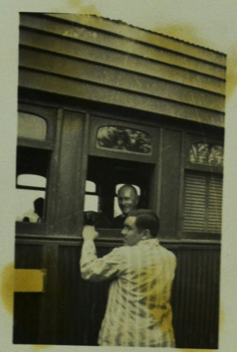 El doctor Barbero en tren de regreso de La Colmena en 1938.